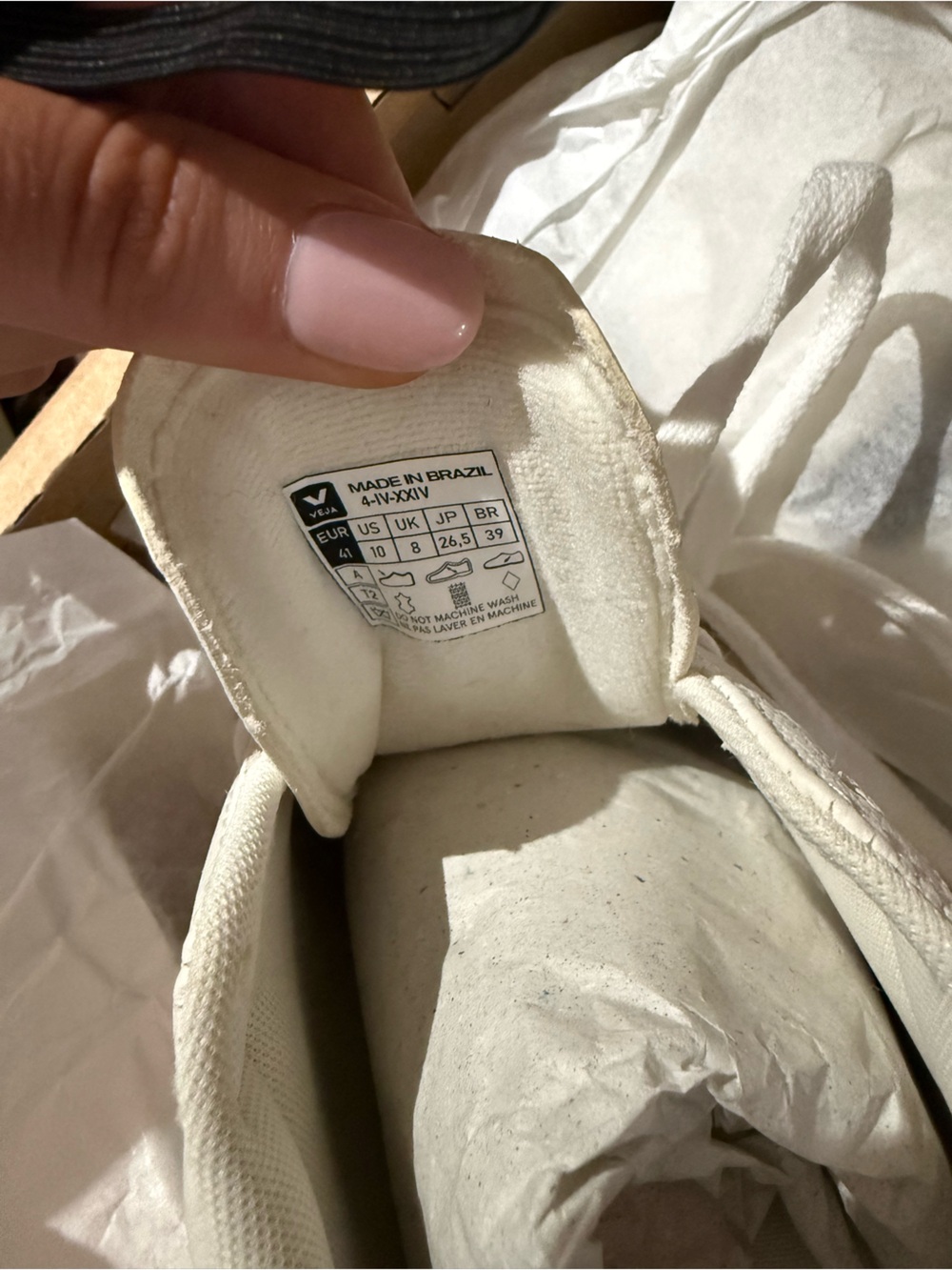 Veja White Sneaker - Picture 3 of 6